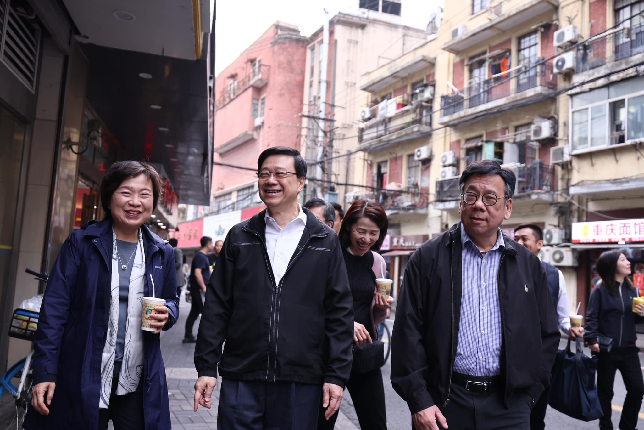 剛於上海出席進博會的特首李家超,啟程返回香港前夕品嚐上海地道早餐。(李家超fb)