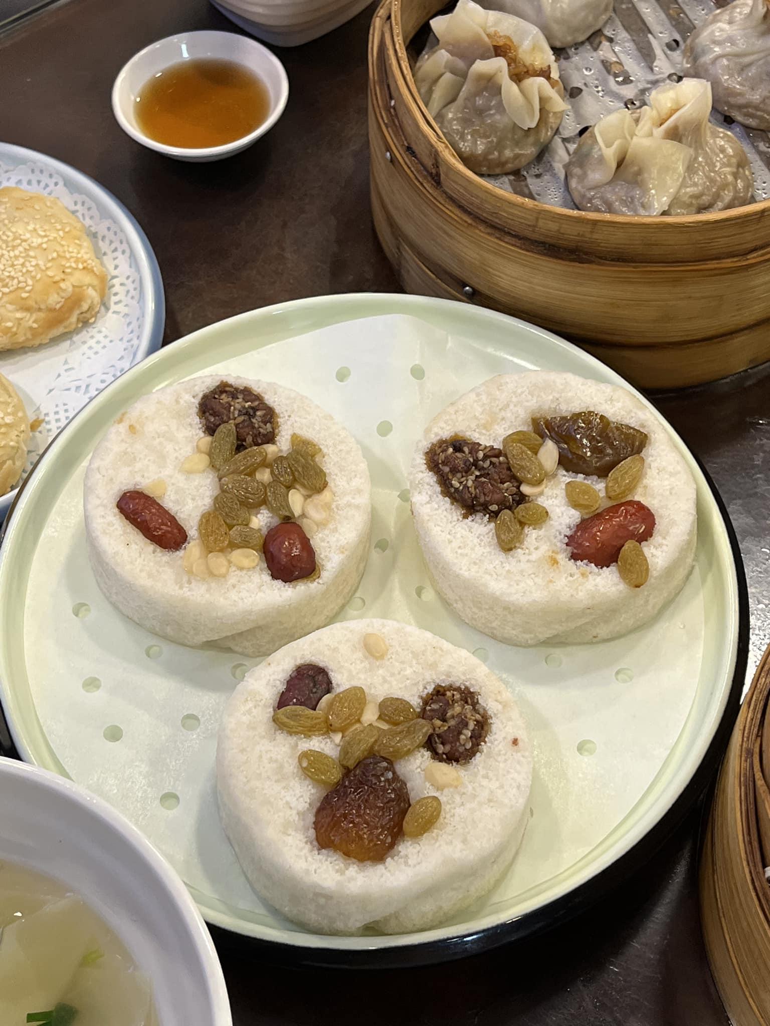 剛於上海出席進博會的特首李家超,啟程返回香港前夕品嚐上海地道早餐。(李家超fb)