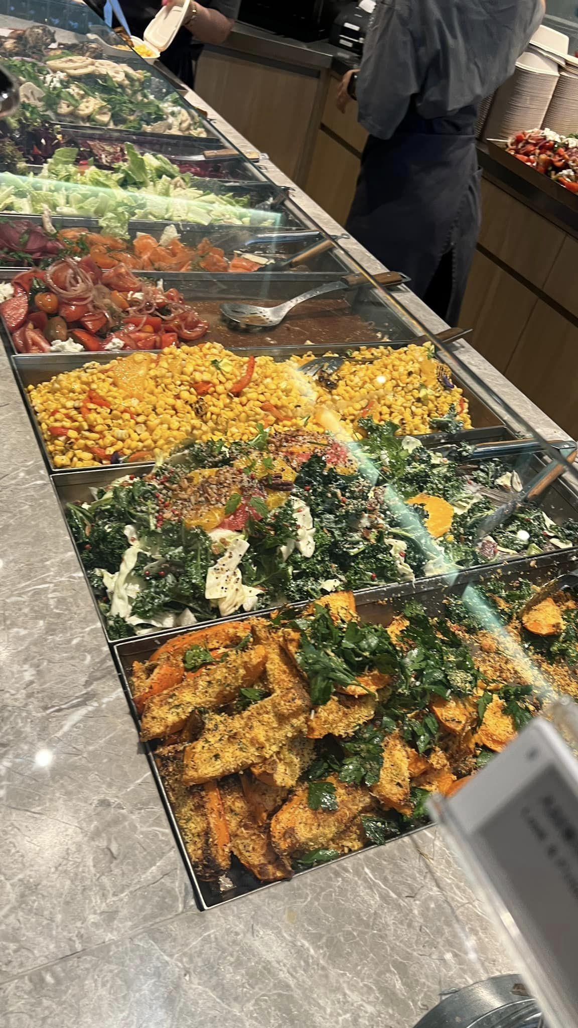 「旅遊達人」項明生早前在facebook分享一間位於中環區的餐廳,兩餸飯要價75元,但仍大排長龍,不少是附近上班的「金融才俊」和外籍人士。