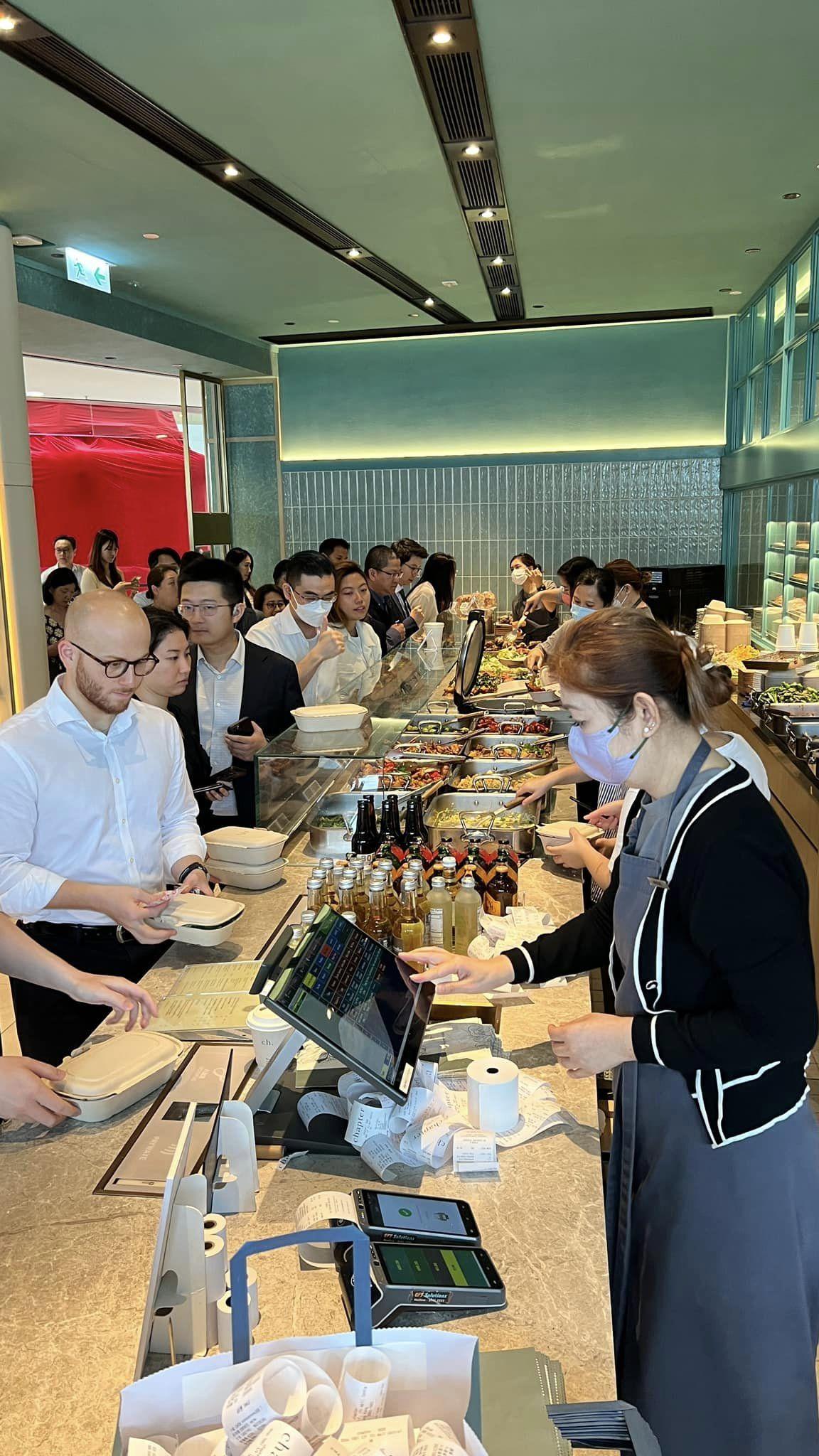 「旅遊達人」項明生早前在facebook分享一間位於中環區的餐廳,兩餸飯要價75元,但仍大排長龍,不少是附近上班的「金融才俊」和外籍人士。