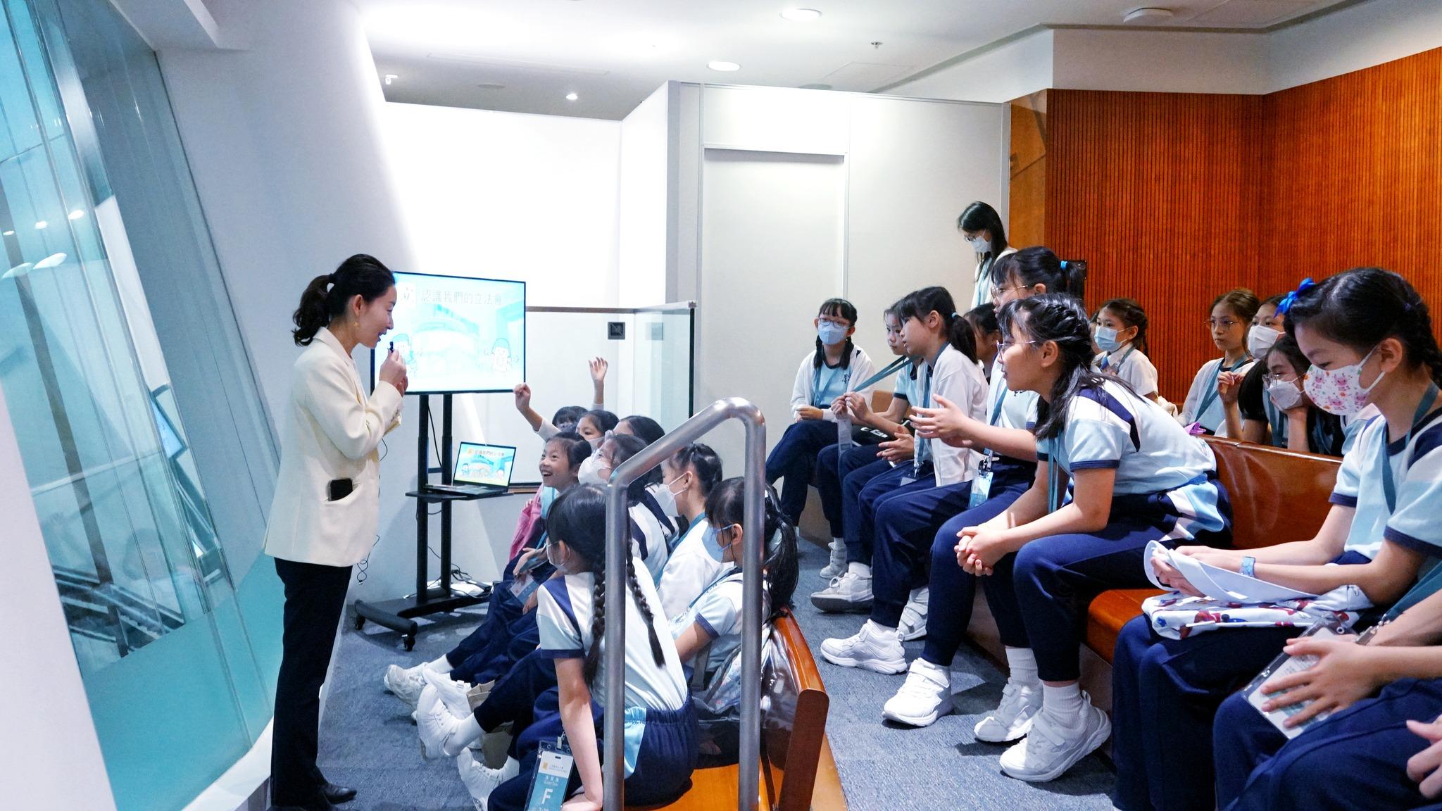 Ray Online|洪雯解答學生「十萬個為甚麼」 指必須學會睜眼睡覺以免見報