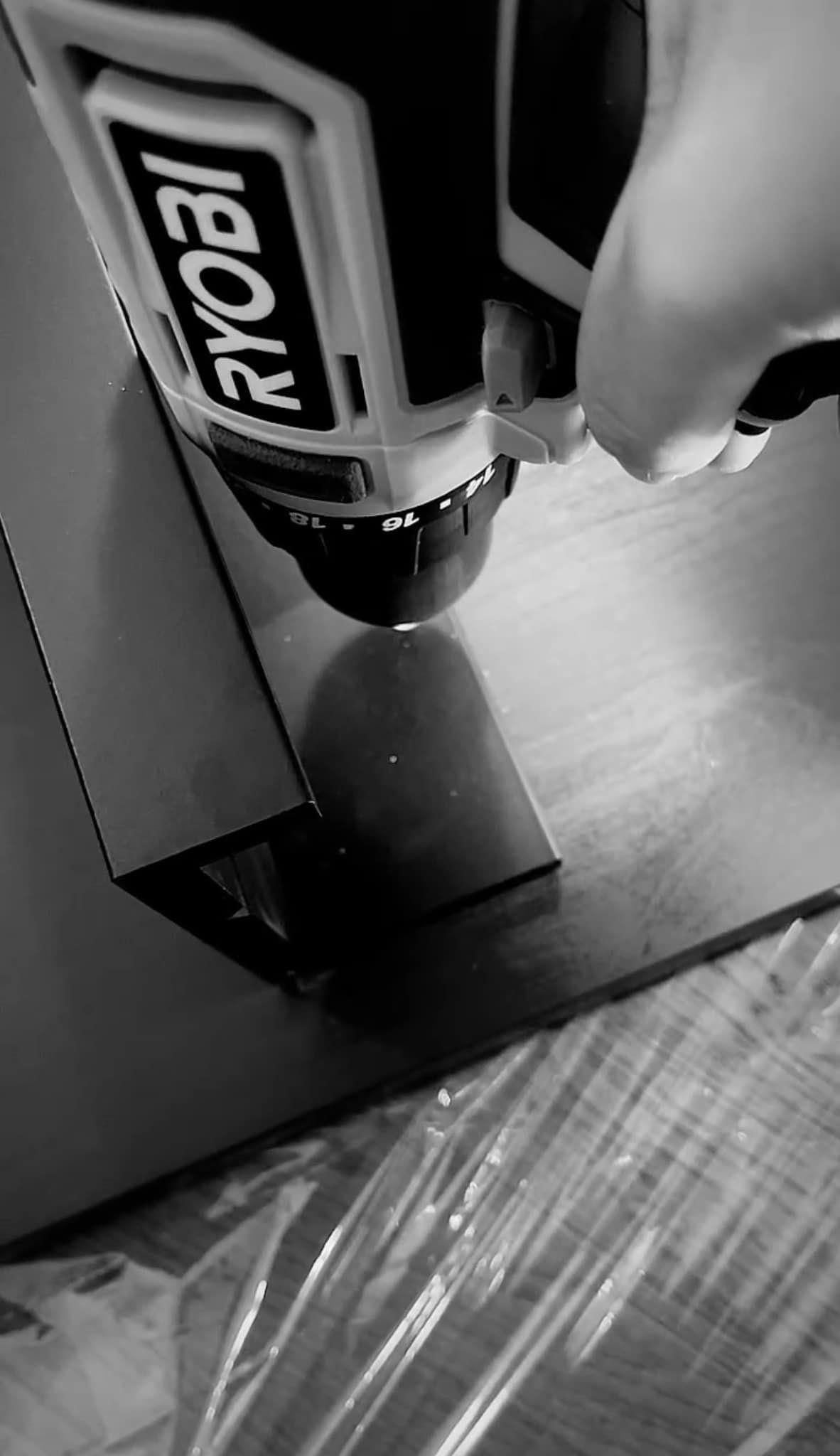 鄧佩儀落手落腳用電鑽,有網民溫提她小心頭髮(鄧佩儀IG)