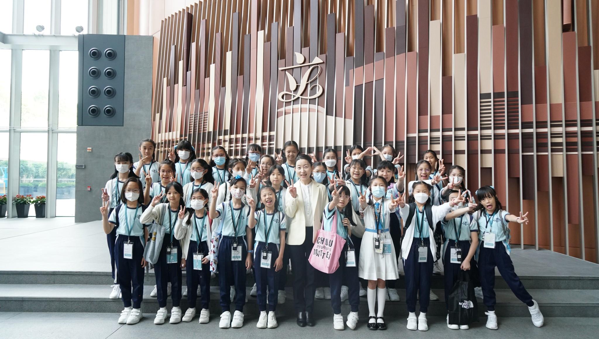 Ray Online|洪雯解答學生「十萬個為甚麼」 指必須學會睜眼睡覺以免見報