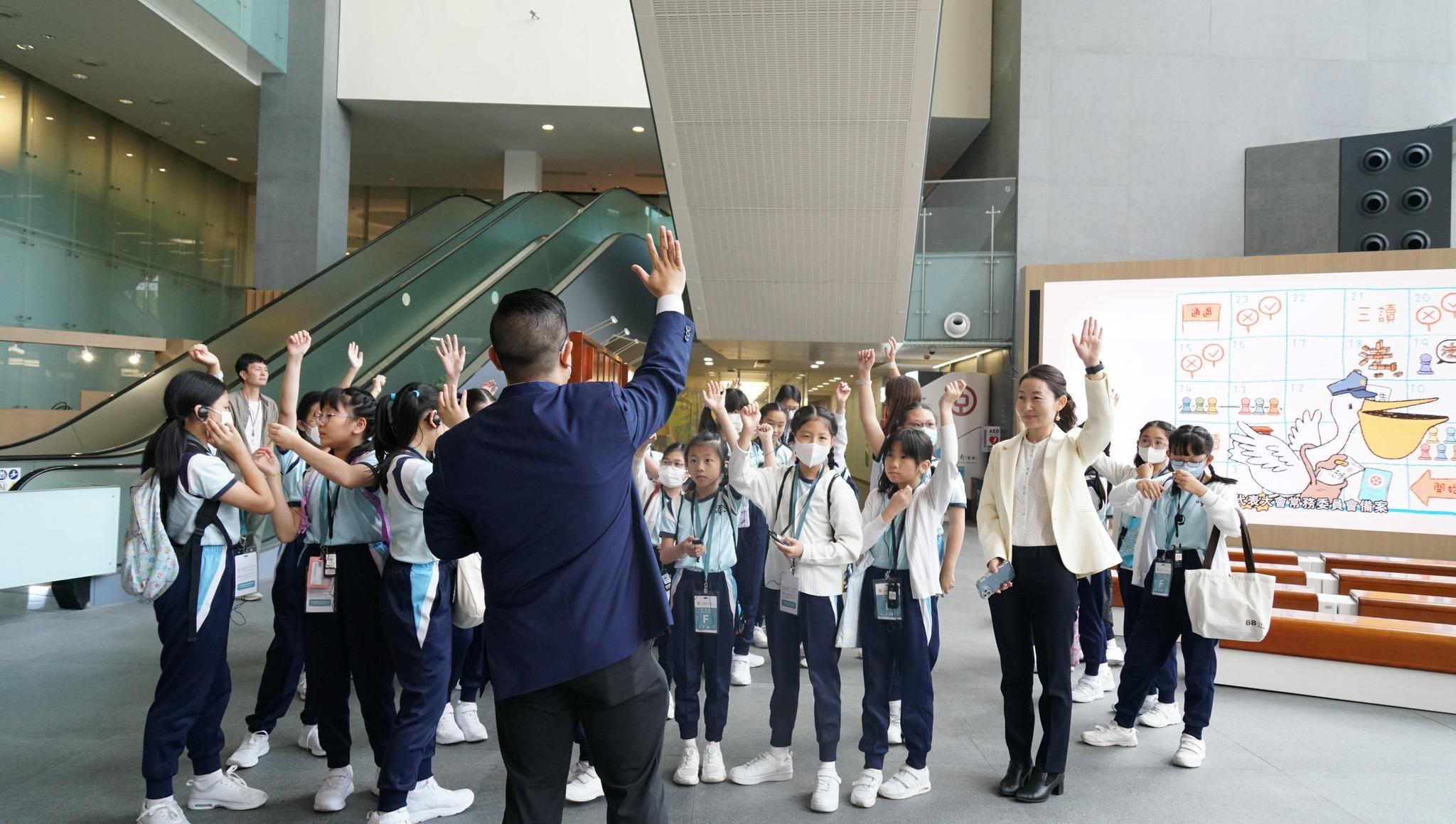 Ray Online|洪雯解答學生「十萬個為甚麼」 指必須學會睜眼睡覺以免見報