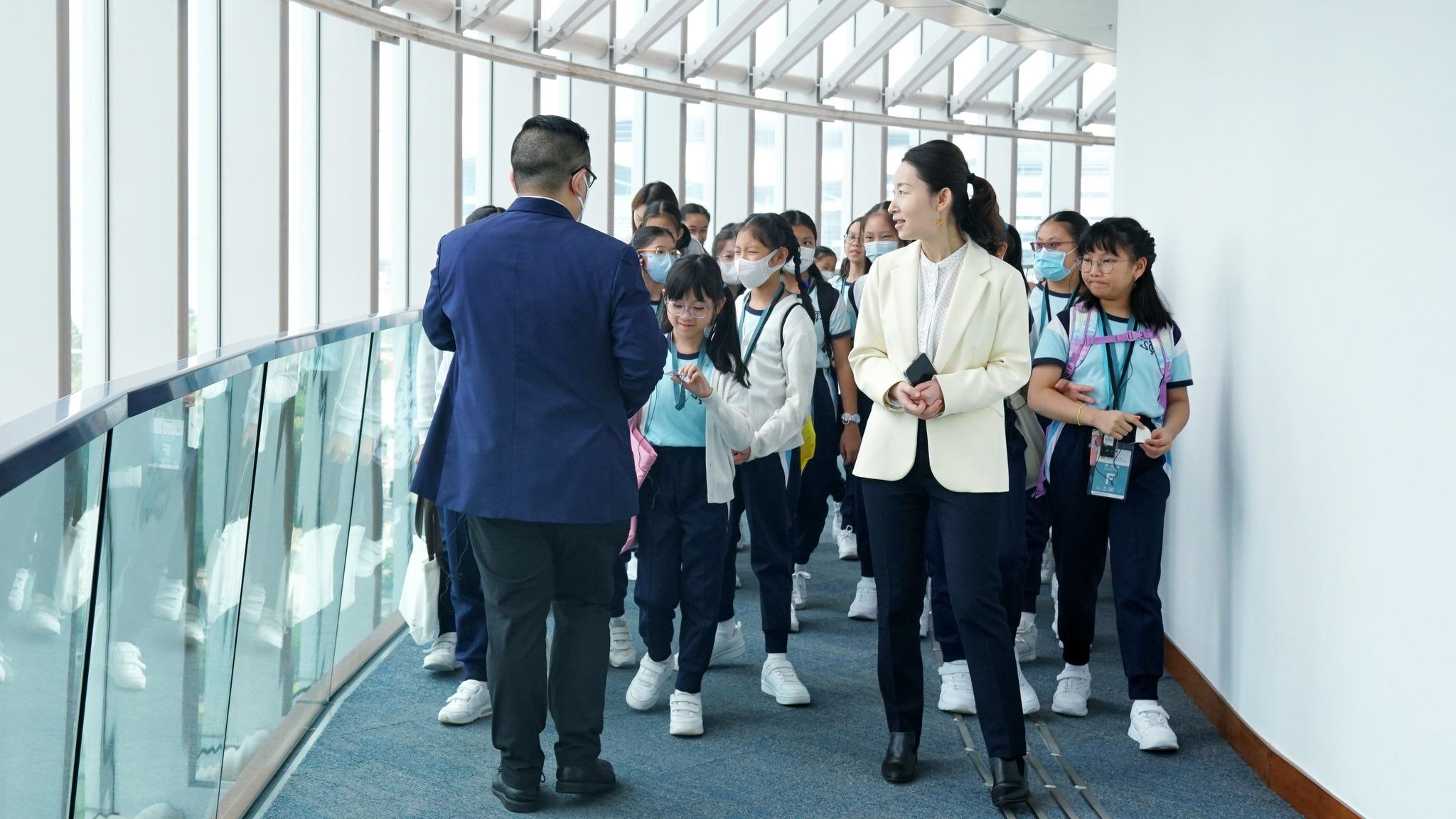 Ray Online|洪雯解答學生「十萬個為甚麼」 指必須學會睜眼睡覺以免見報