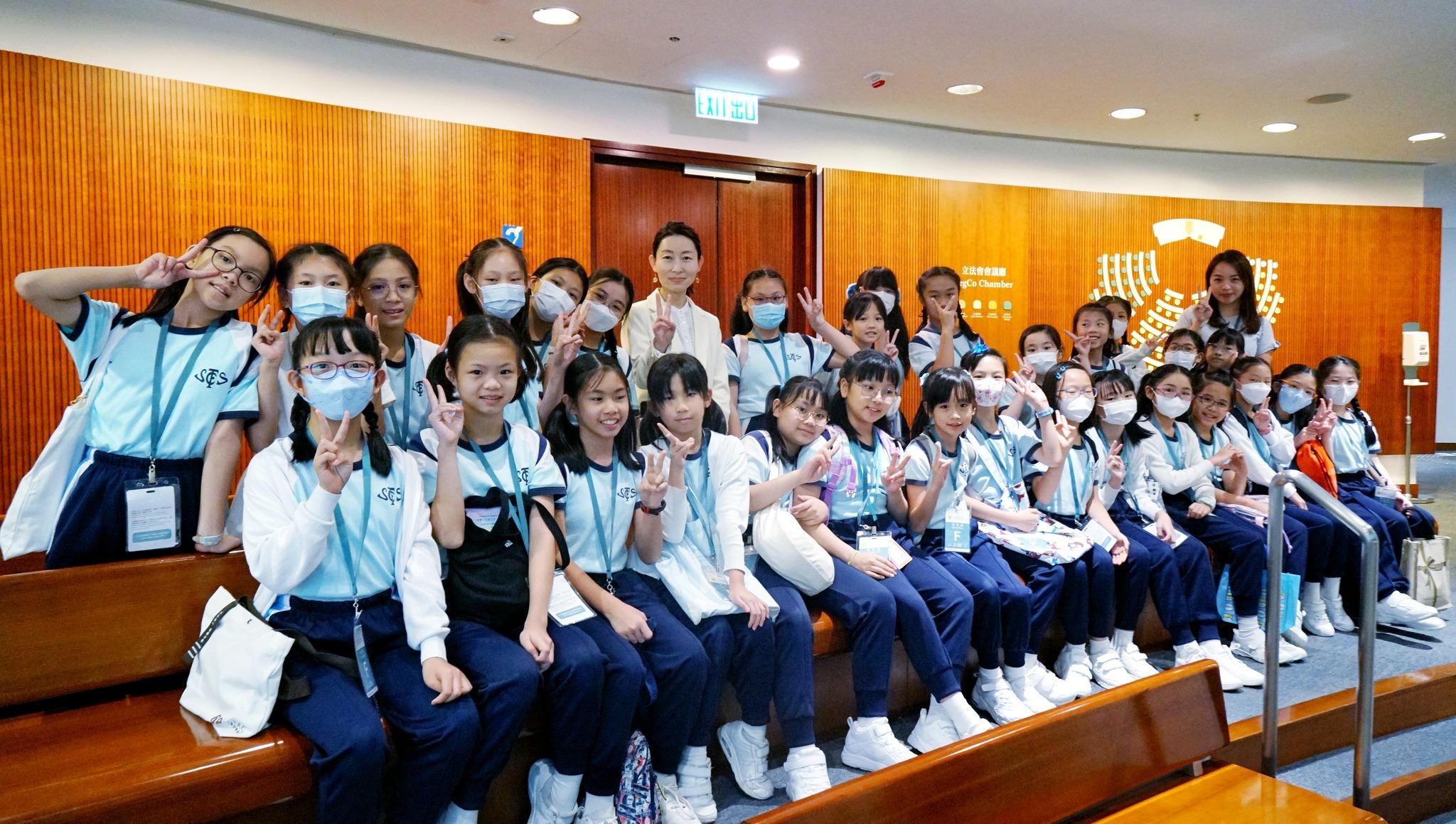 Ray Online|洪雯解答學生「十萬個為甚麼」 指必須學會睜眼睡覺以免見報