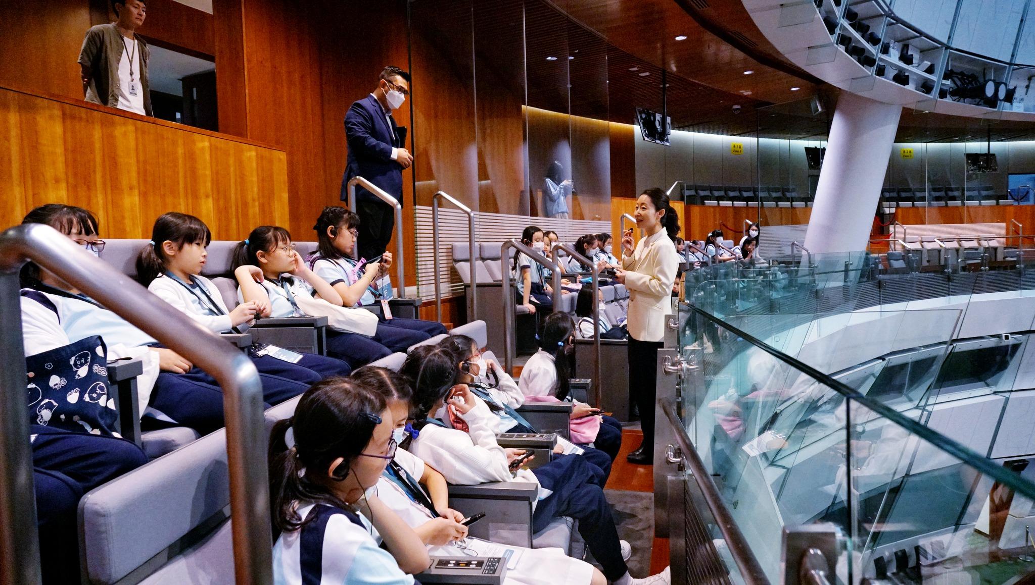 Ray Online|洪雯解答學生「十萬個為甚麼」 指必須學會睜眼睡覺以免見報