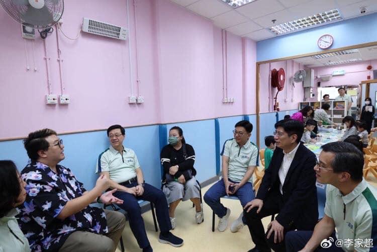 李家超落區視察 到訪黃大仙慈樂邨託管中心了解服務安排