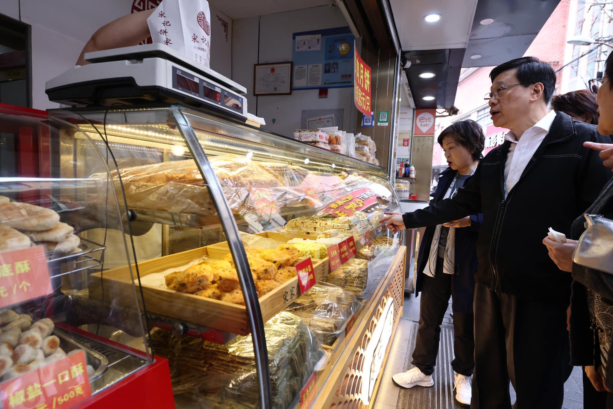 剛於上海出席進博會的特首李家超,啟程返回香港前夕品嚐上海地道早餐。(李家超fb)