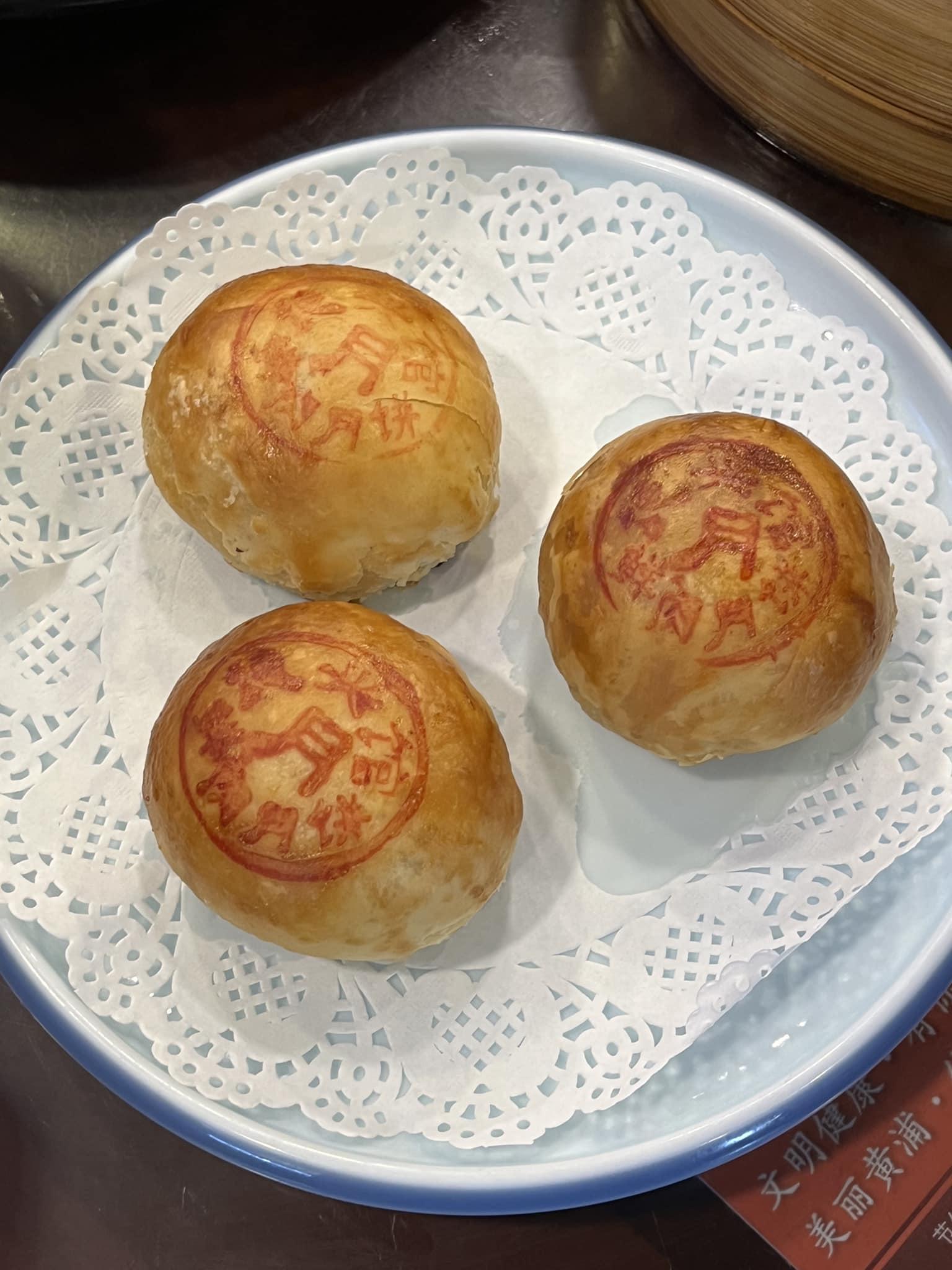 剛於上海出席進博會的特首李家超,啟程返回香港前夕品嚐上海地道早餐。(李家超fb)