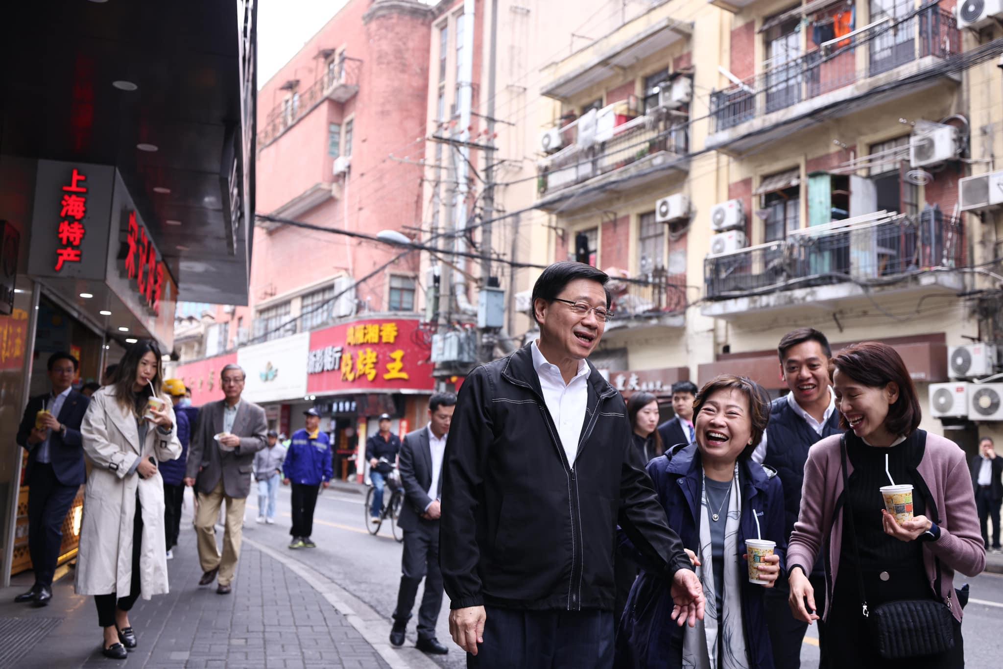 剛於上海出席進博會的特首李家超,啟程返回香港前夕品嚐上海地道早餐。(李家超fb)