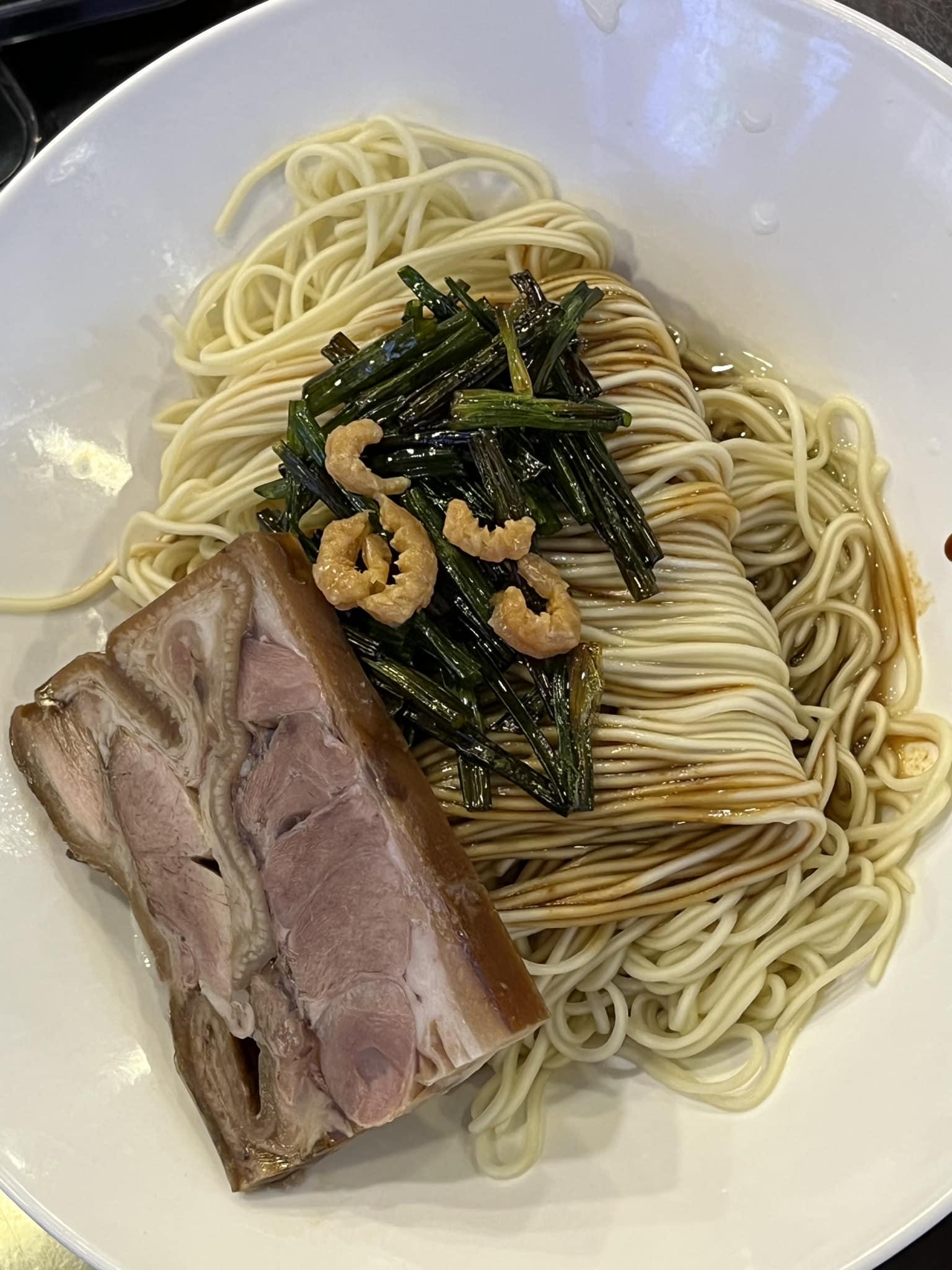 剛於上海出席進博會的特首李家超,啟程返回香港前夕品嚐上海地道早餐。(李家超fb)