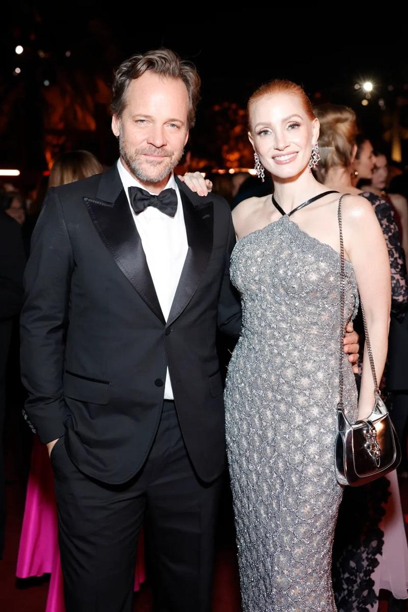 奇洛李維斯紳士look拖女友參加藝術館活動