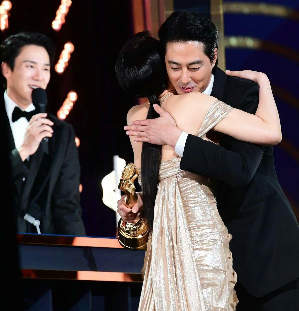 趙寅成抱抱拍檔金慧秀。