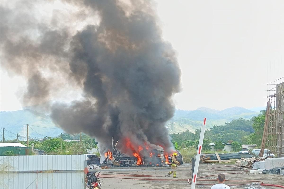 元朗白沙村有退役巴士懷疑遭縱火。(網民Chit Ho Chan@FB群組「是日快快-巴士即日相」)