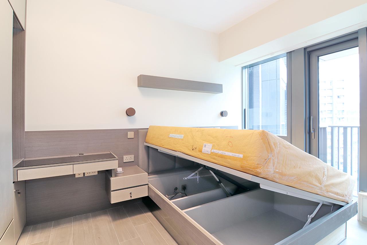 油壓床的床底可收納雜物,減少睡房的壓迫感