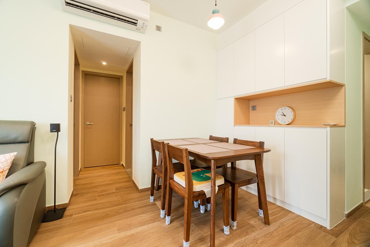 牆身訂造了「C」字櫃,作為儲物空間