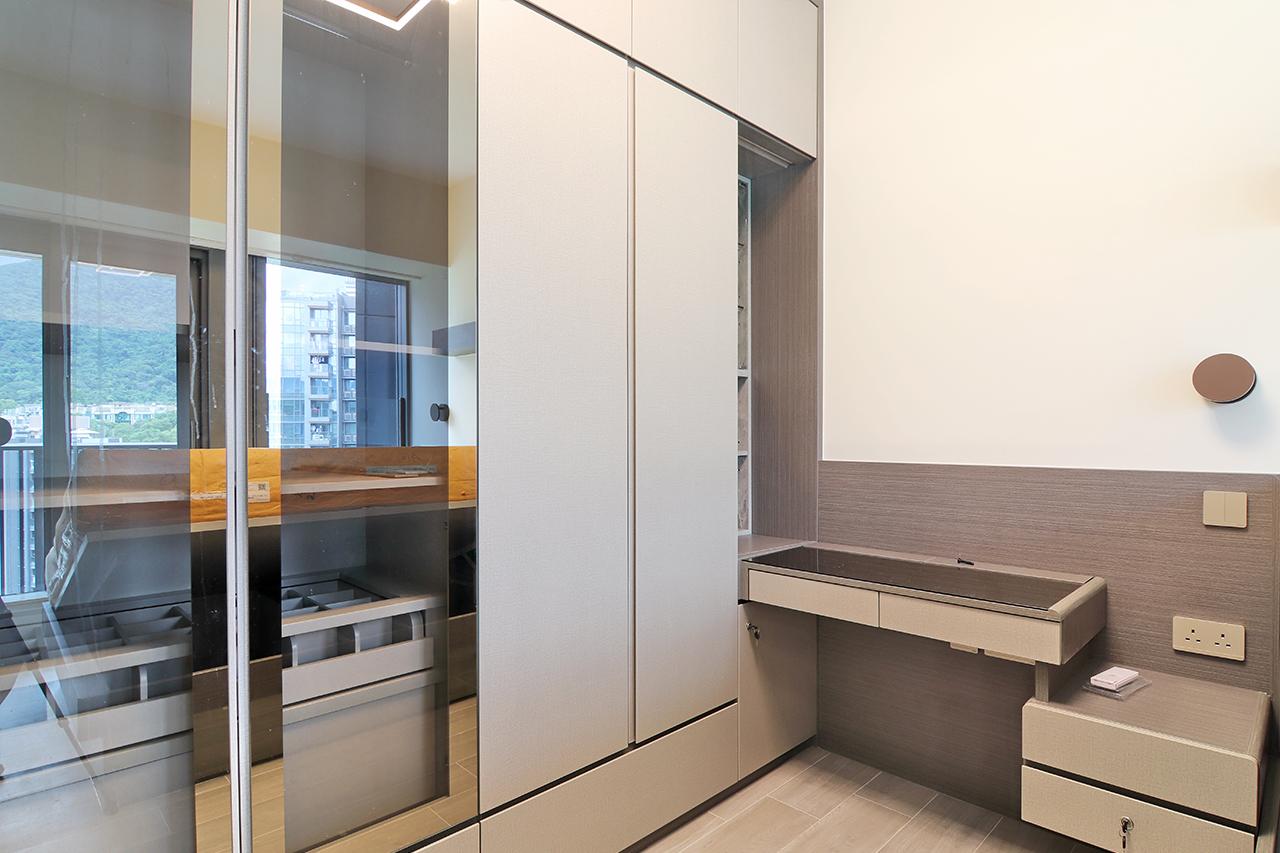 睡房衣櫃側面延伸出桌板,將兩者一體化的設計能充分善用有限的空間