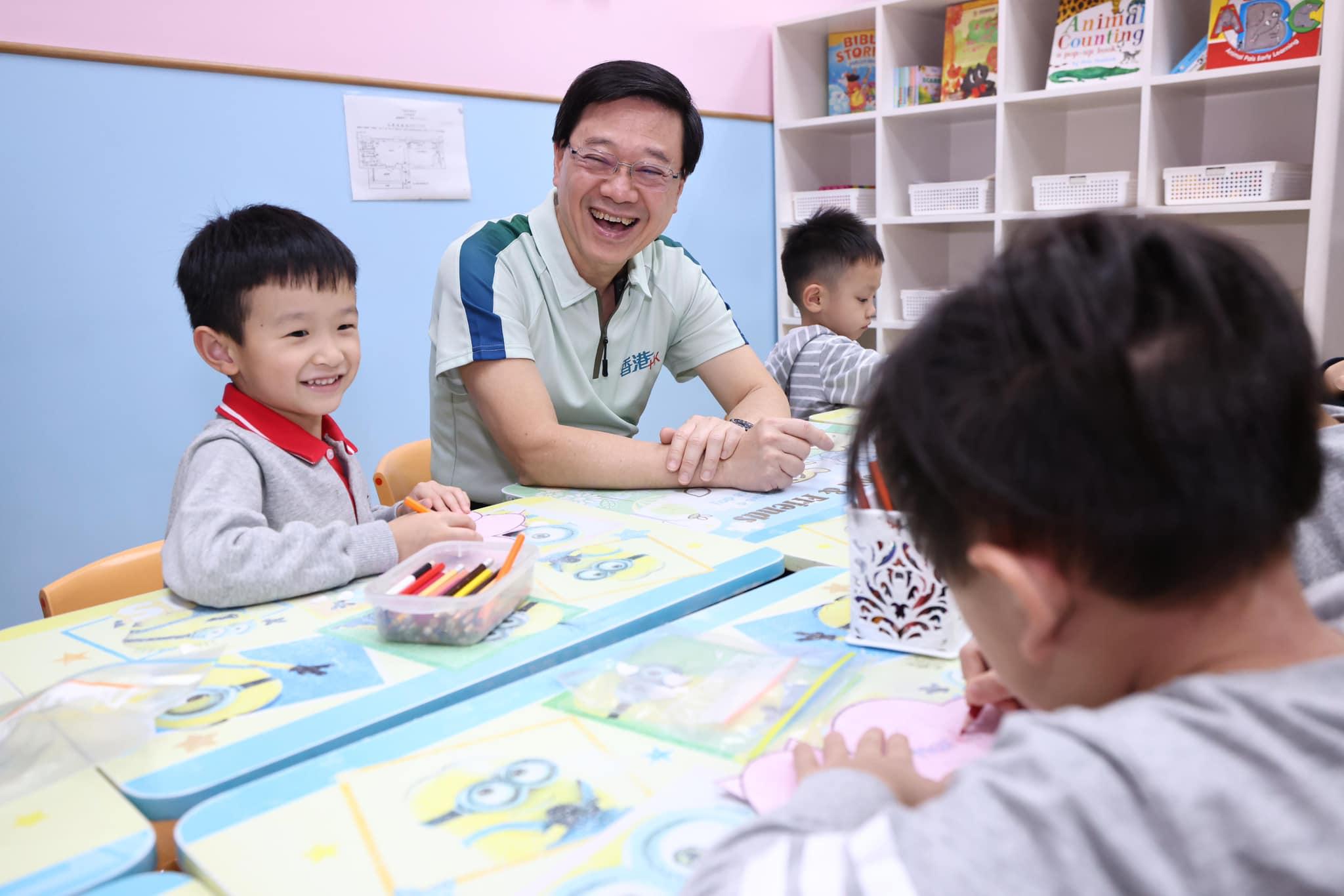 李家超落區視察 到訪黃大仙慈樂邨託管中心了解服務安排