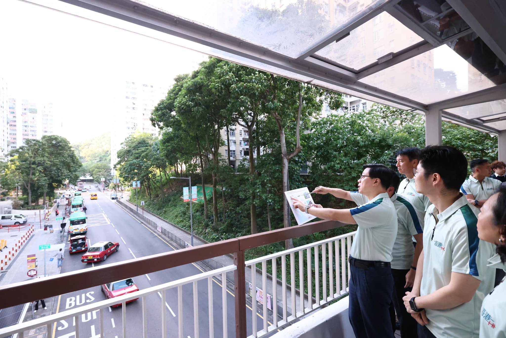 李家超在觀塘順利一帶視察(李睿哲攝)