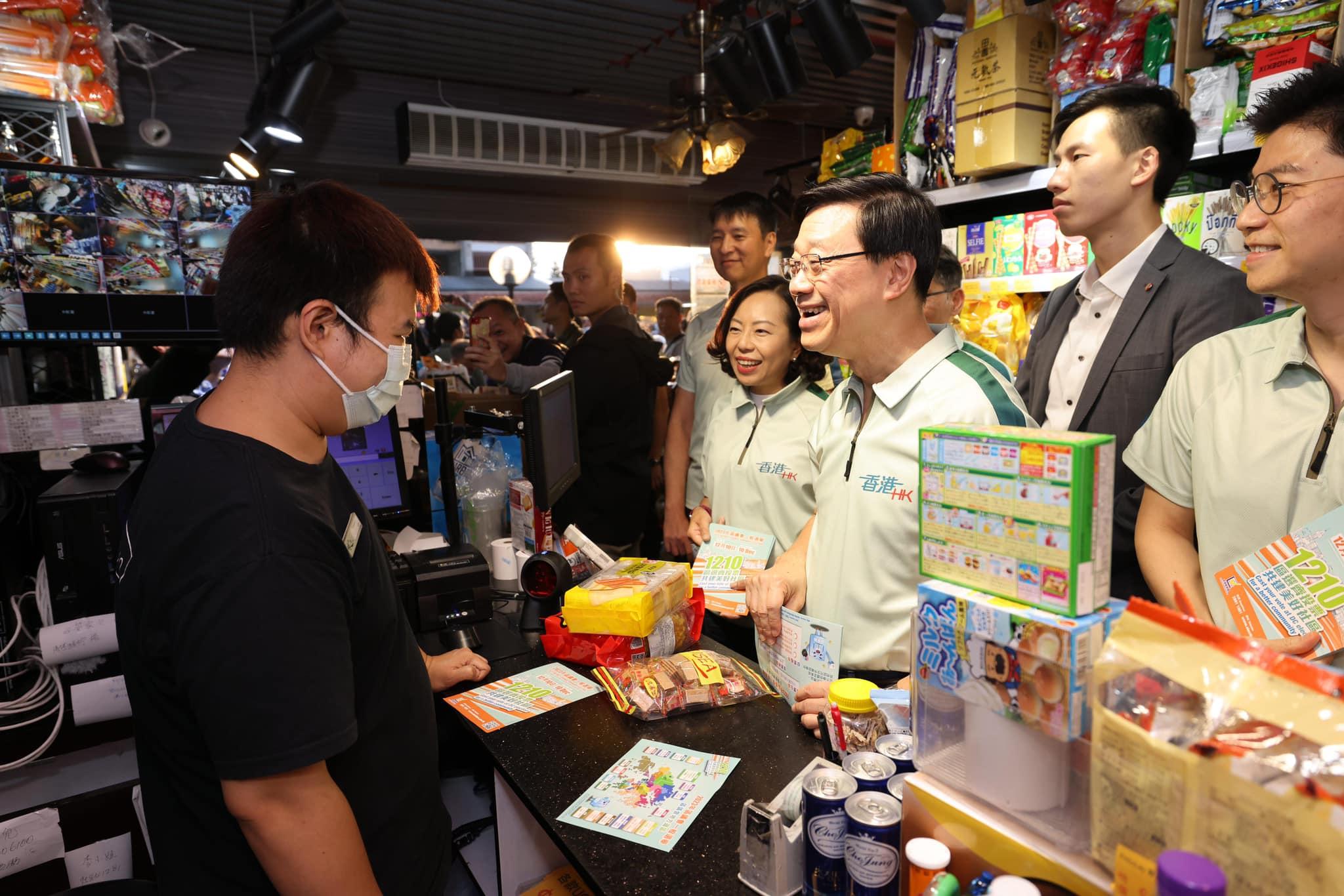 李家超在觀塘順利一帶視察(李睿哲攝)