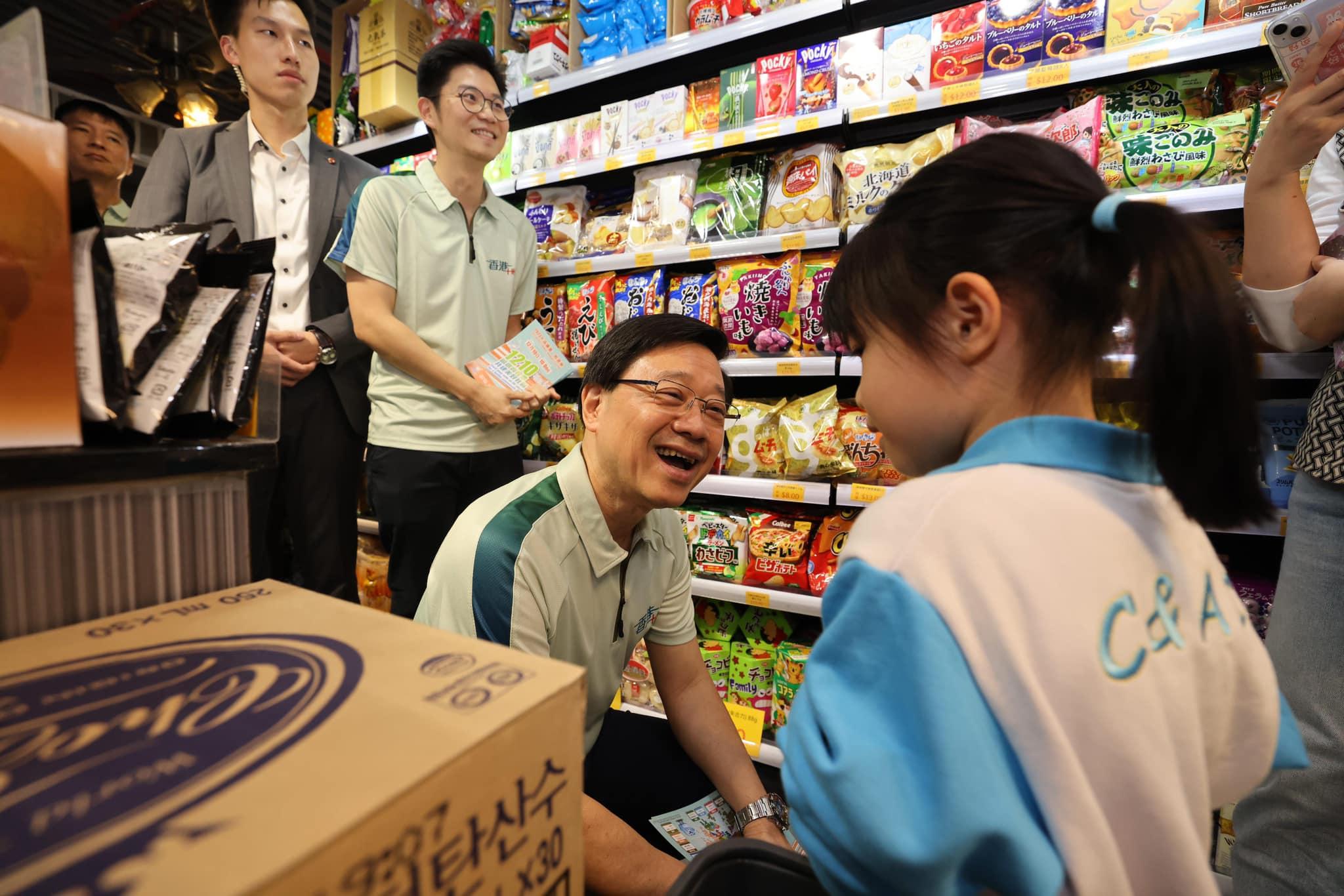 李家超在觀塘順利一帶視察(李睿哲攝)