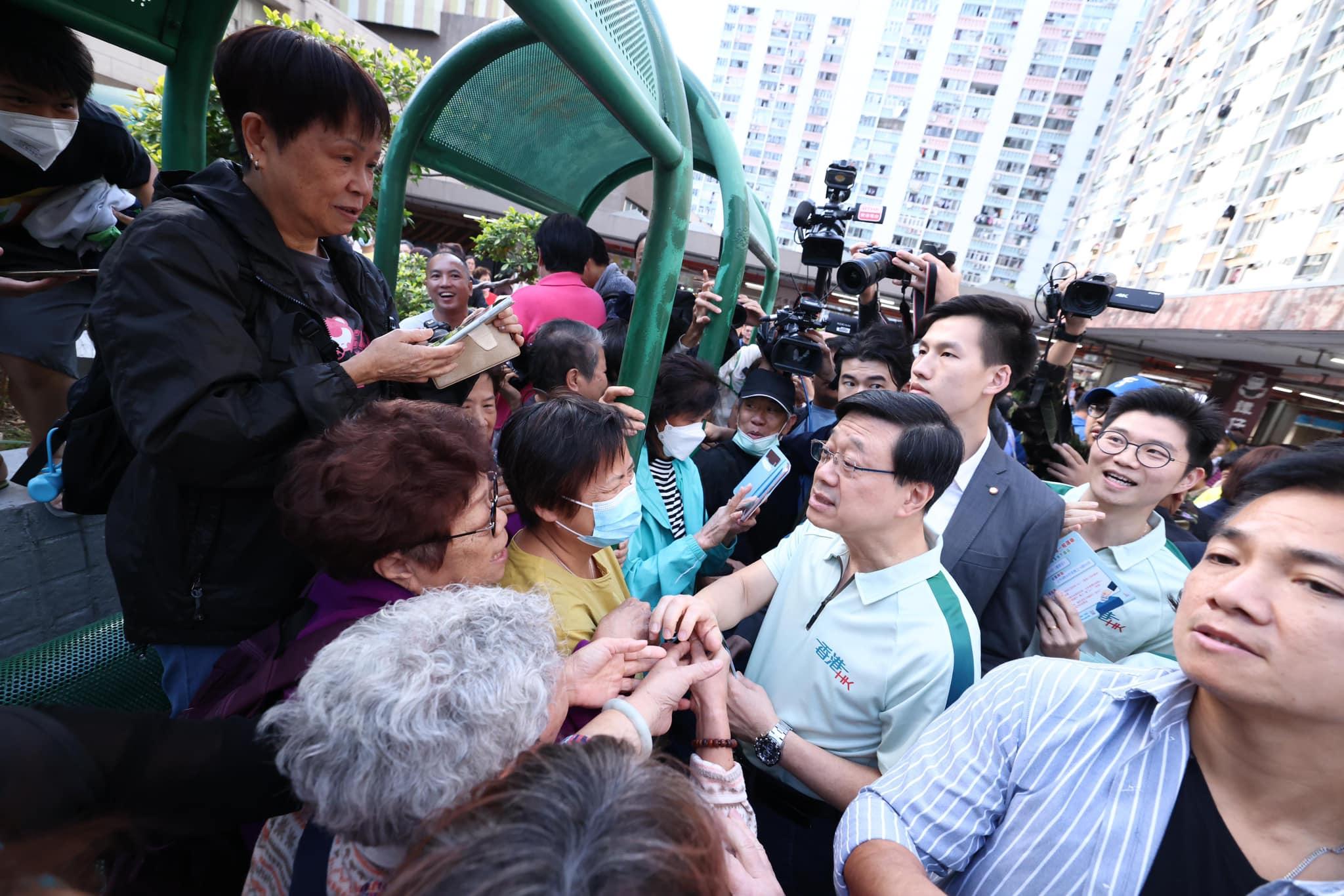 李家超在觀塘順利一帶視察(李睿哲攝)