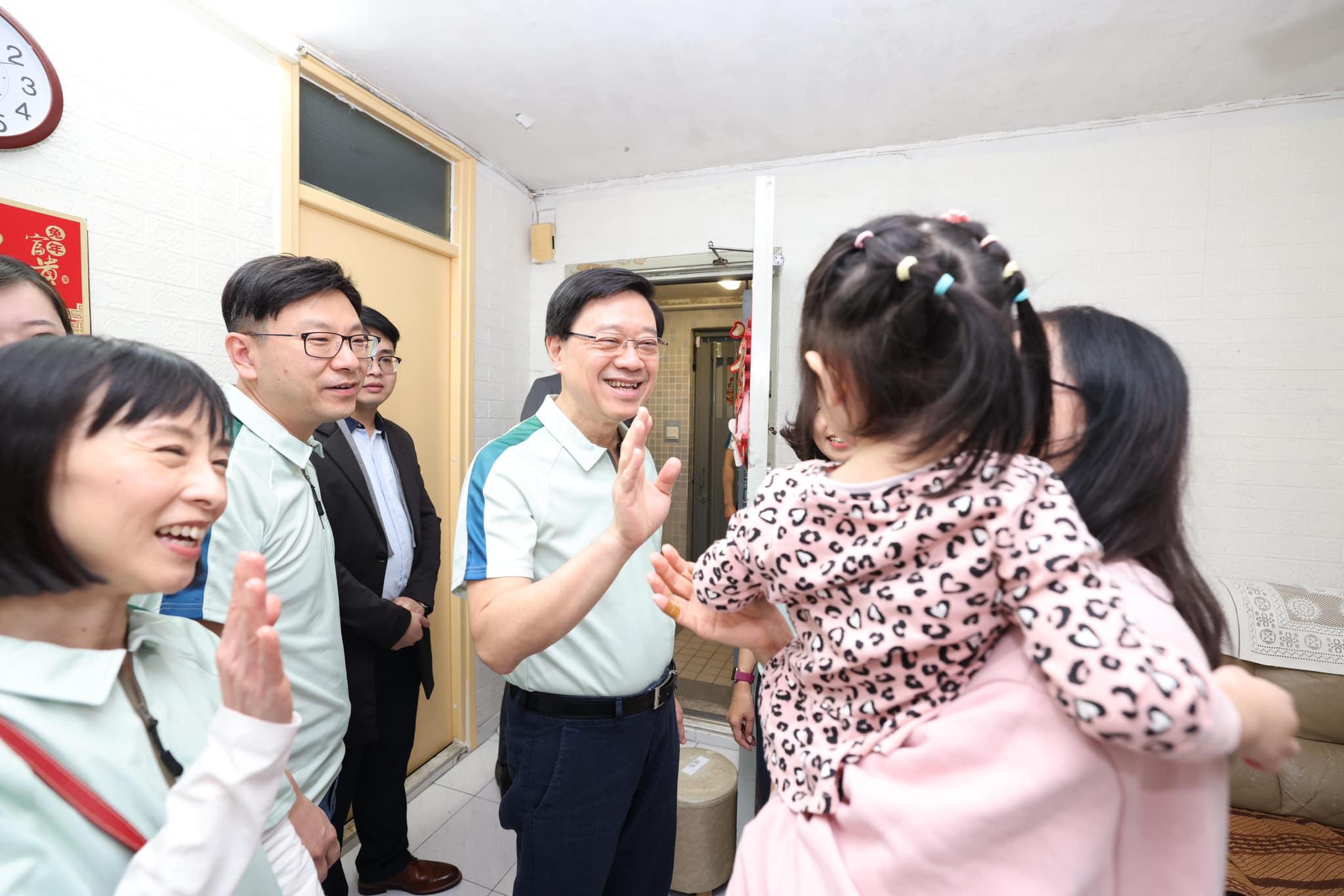 李家超落區視察 到訪黃大仙慈樂邨