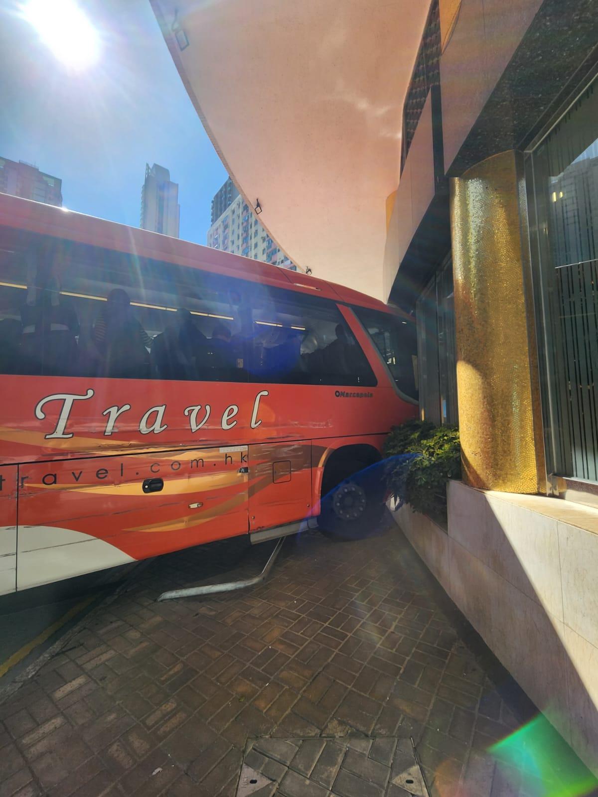 北角旅遊巴剷上香港殯儀館正門(網上圖片)