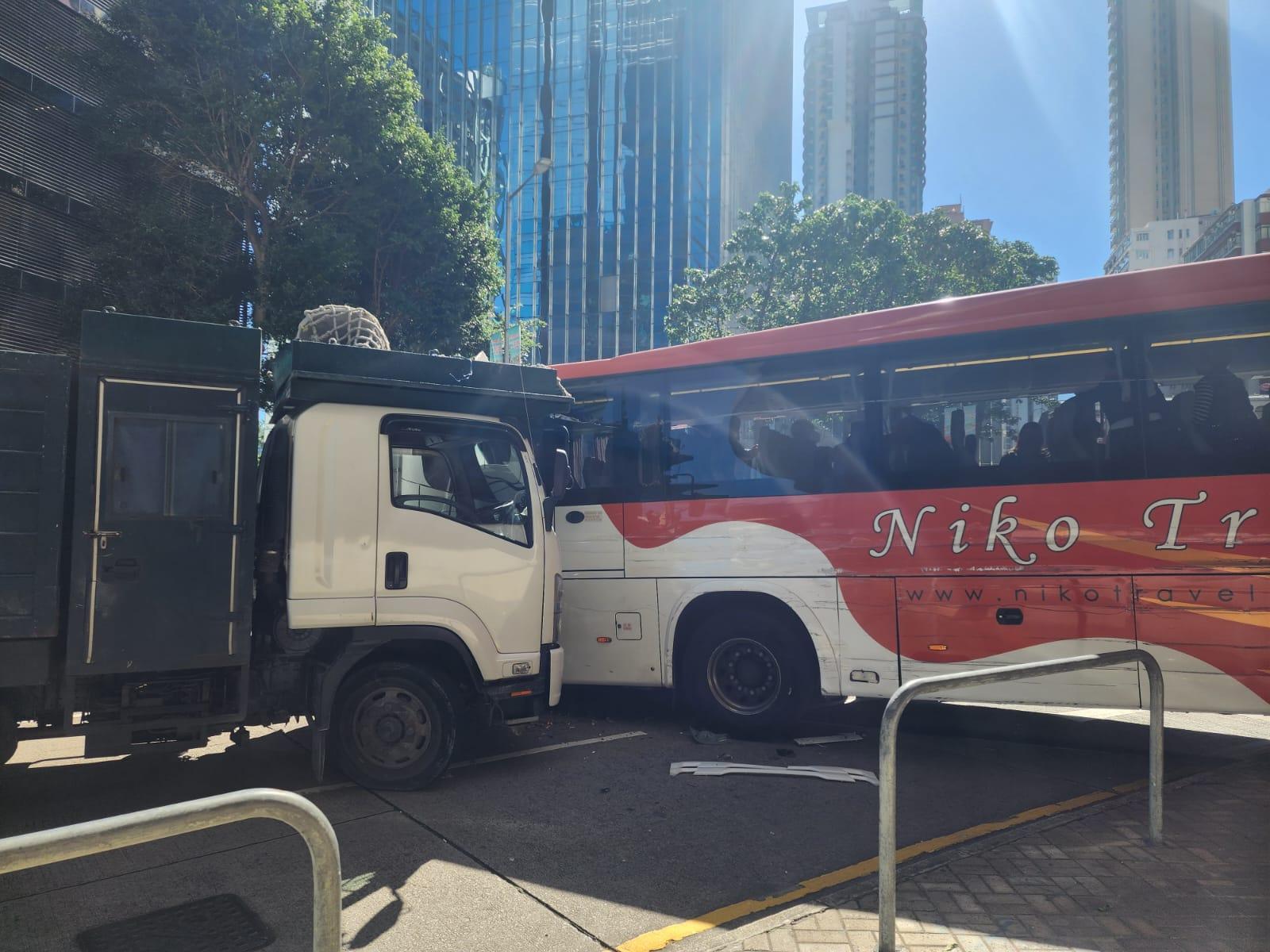 北角旅遊巴剷上香港殯儀館正門(網上圖片)