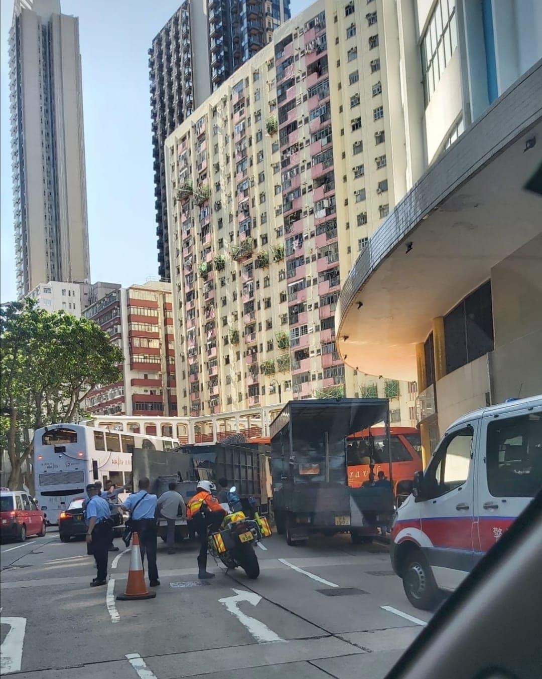 北角旅遊巴剷上香港殯儀館正門 (車cam L(香港群組))