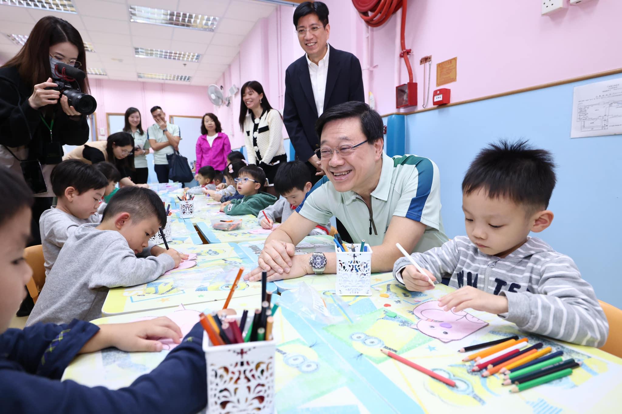 李家超落區視察 到訪黃大仙慈樂邨託管中心了解服務安排