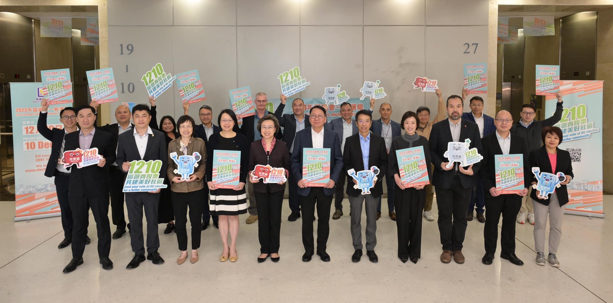 區議會選舉2023|陳國基到金鐘政府合署「洗樓」 派發區選單張