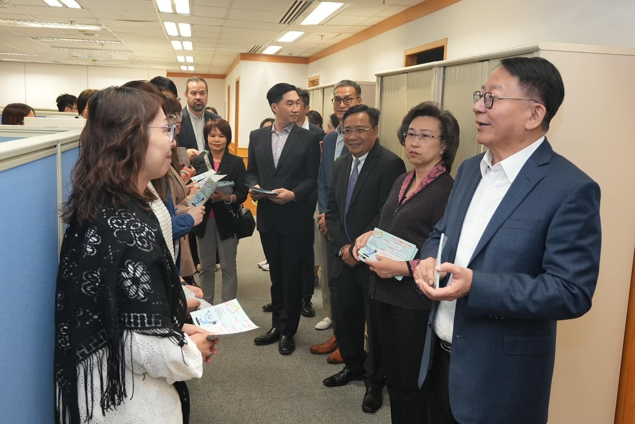 區議會選舉2023|陳國基到金鐘政府合署「洗樓」 派發區選單張