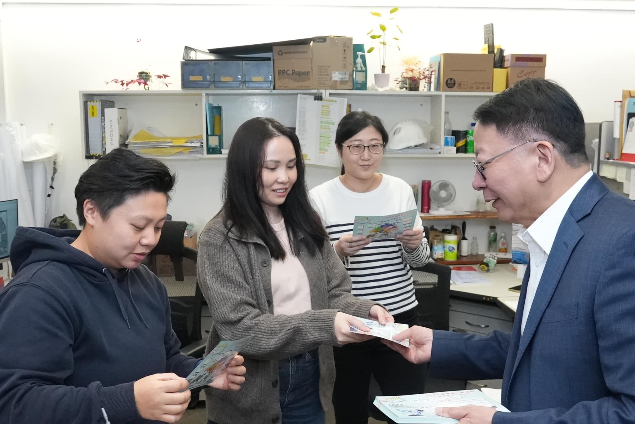 區議會選舉2023|陳國基到金鐘政府合署「洗樓」 派發區選單張