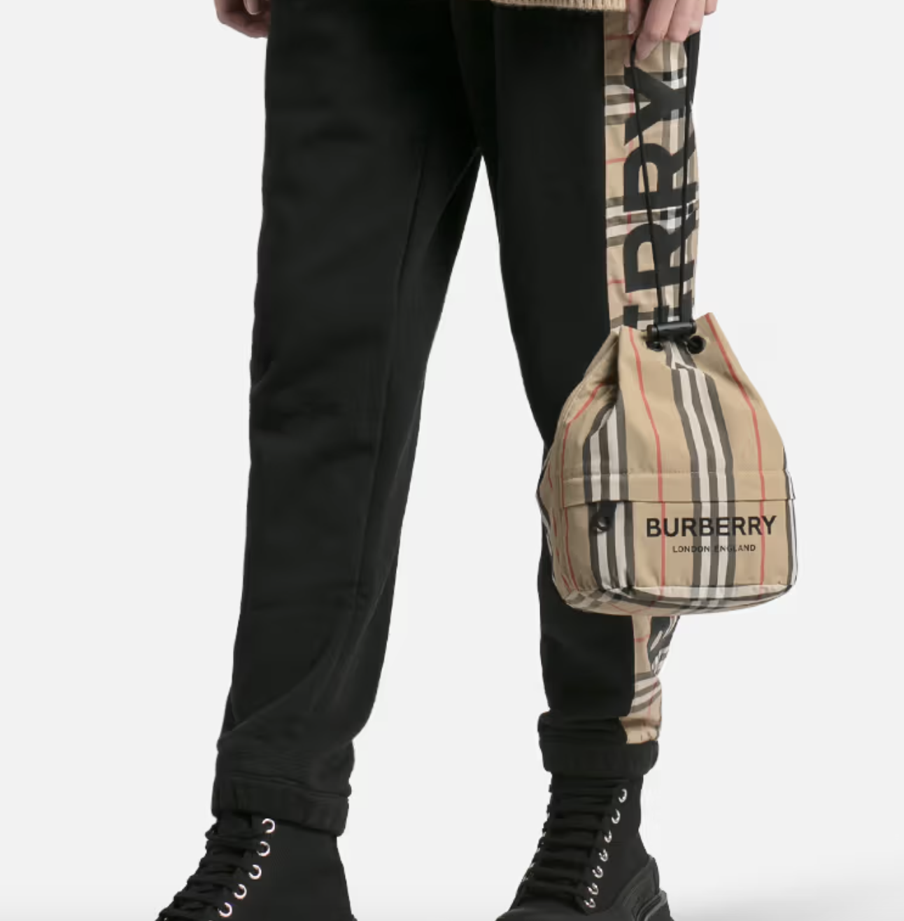 Black Friday優惠2023|Burberry ICON STRIPE NYLON DRAWCORD POUCH 特價:$2,400;原價:$4,100