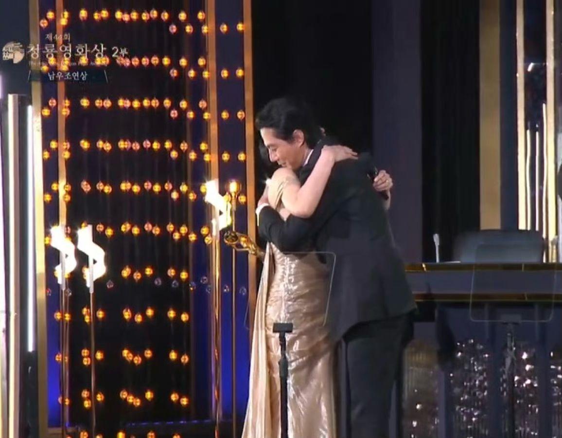 趙寅成抱抱拍檔金慧秀。