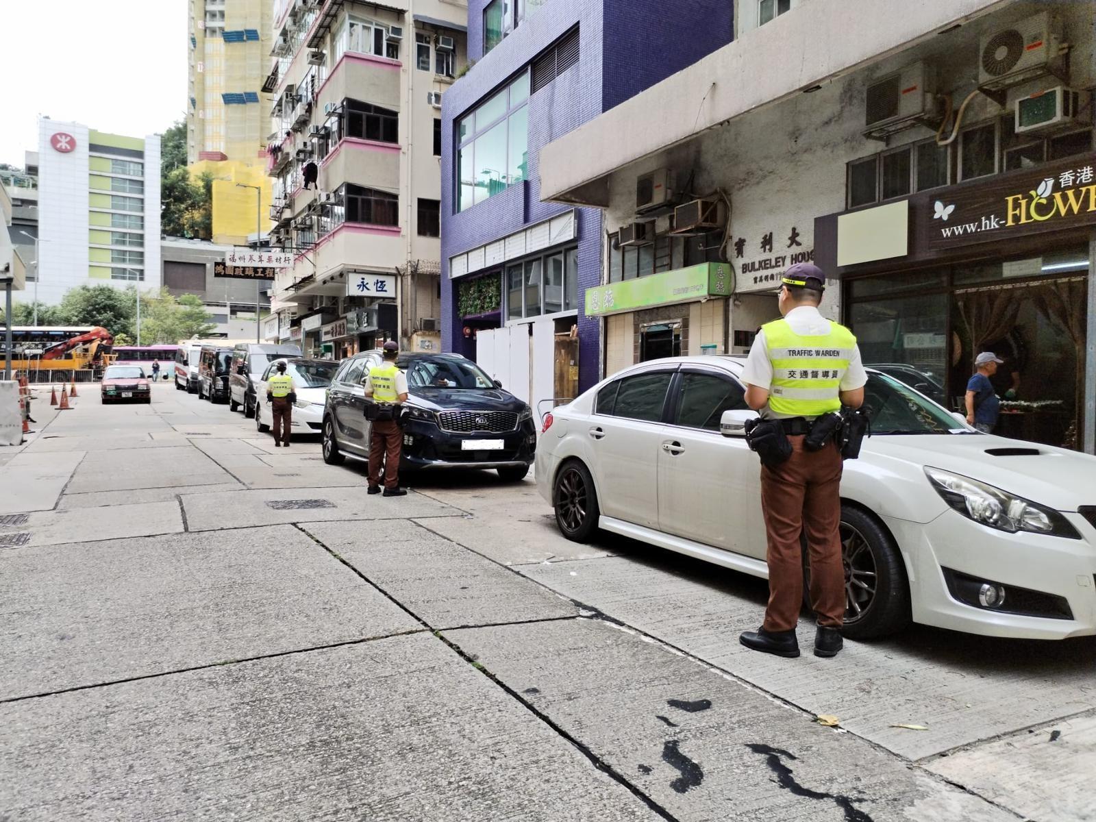 九龍城打擊違泊拖走13車 另檢控行人亂過馬路
