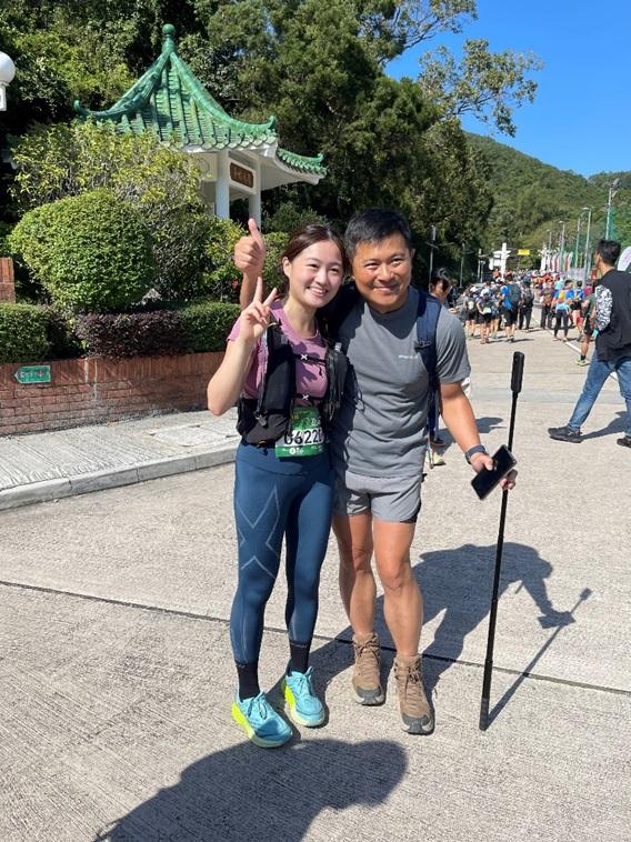 黃苑嵐的爸爸今日亦有來支持女兒,他表示,第一段路亦會陪同女兒同行,有信心她可以完成賽事。