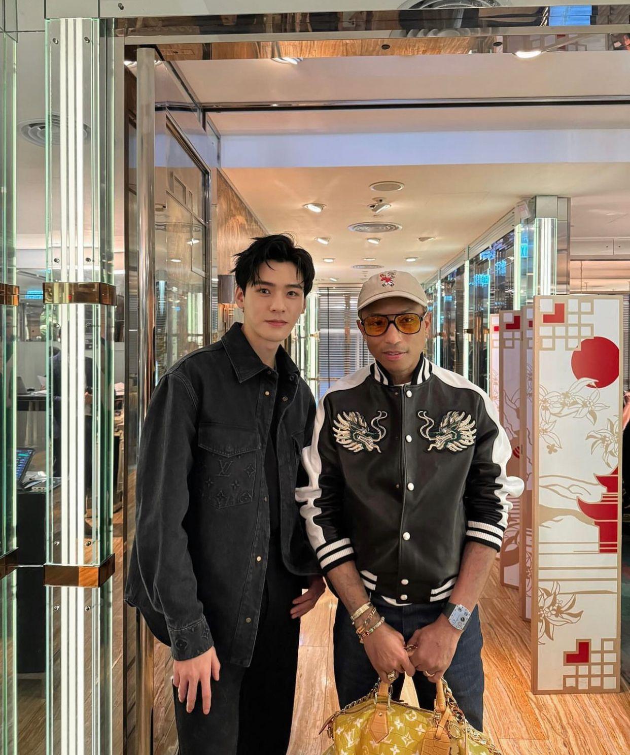 龔俊昨日到港於中環捕獲Pharrell Williams並拍下合照。