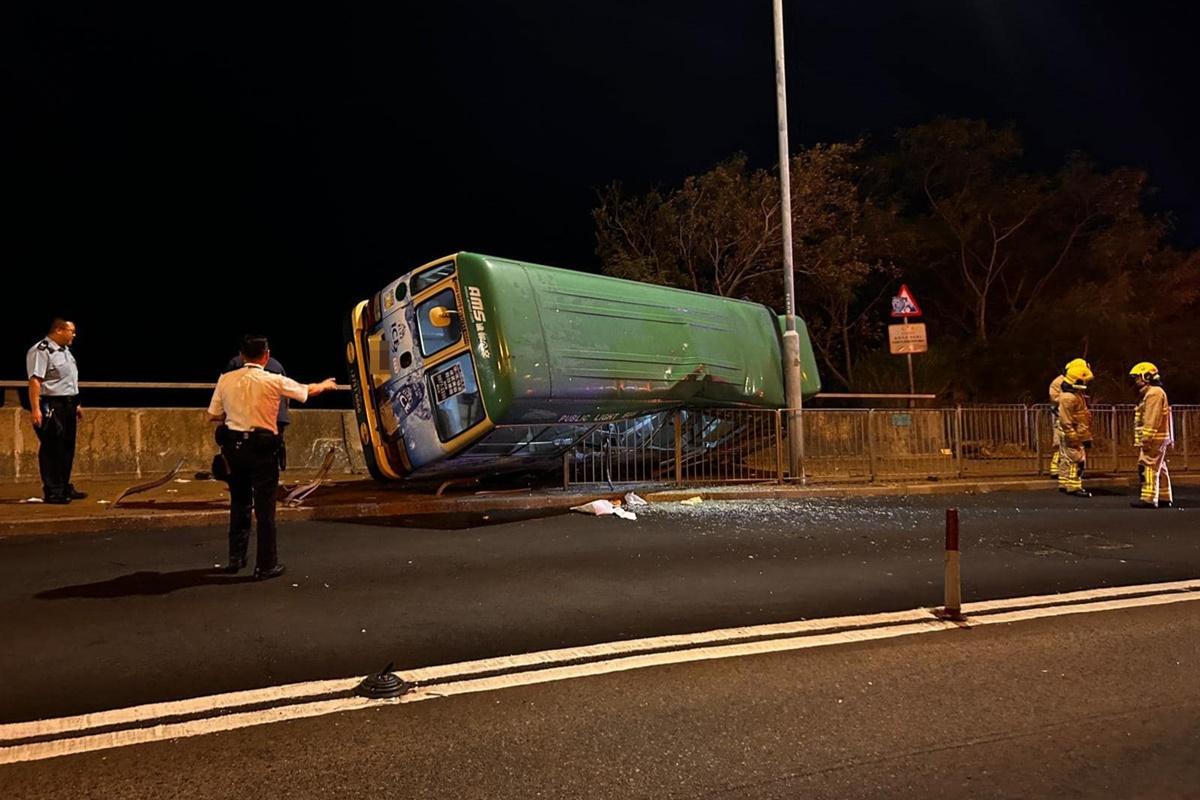 數碼港道有專綫小巴翻側。(FB群組「馬路的事 (即時交通資訊台)」)