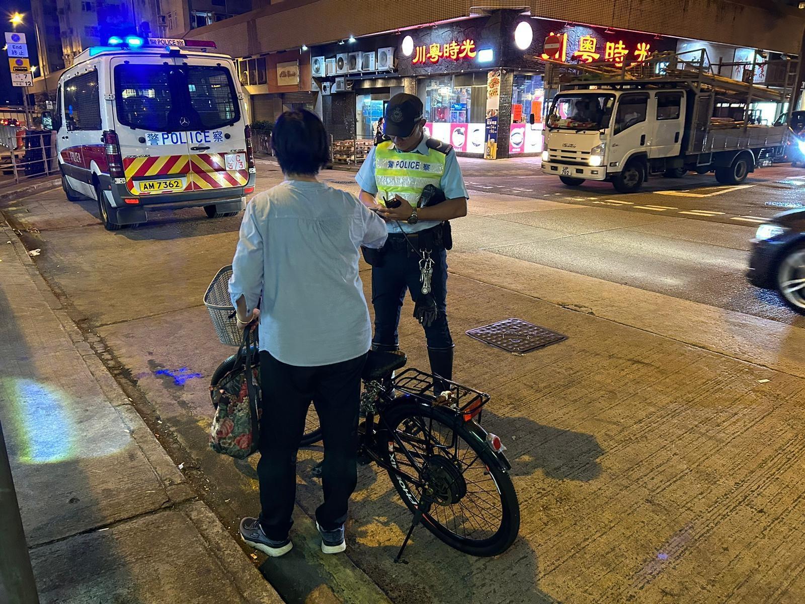 九龍城打擊違泊拖走13車 另檢控行人亂過馬路