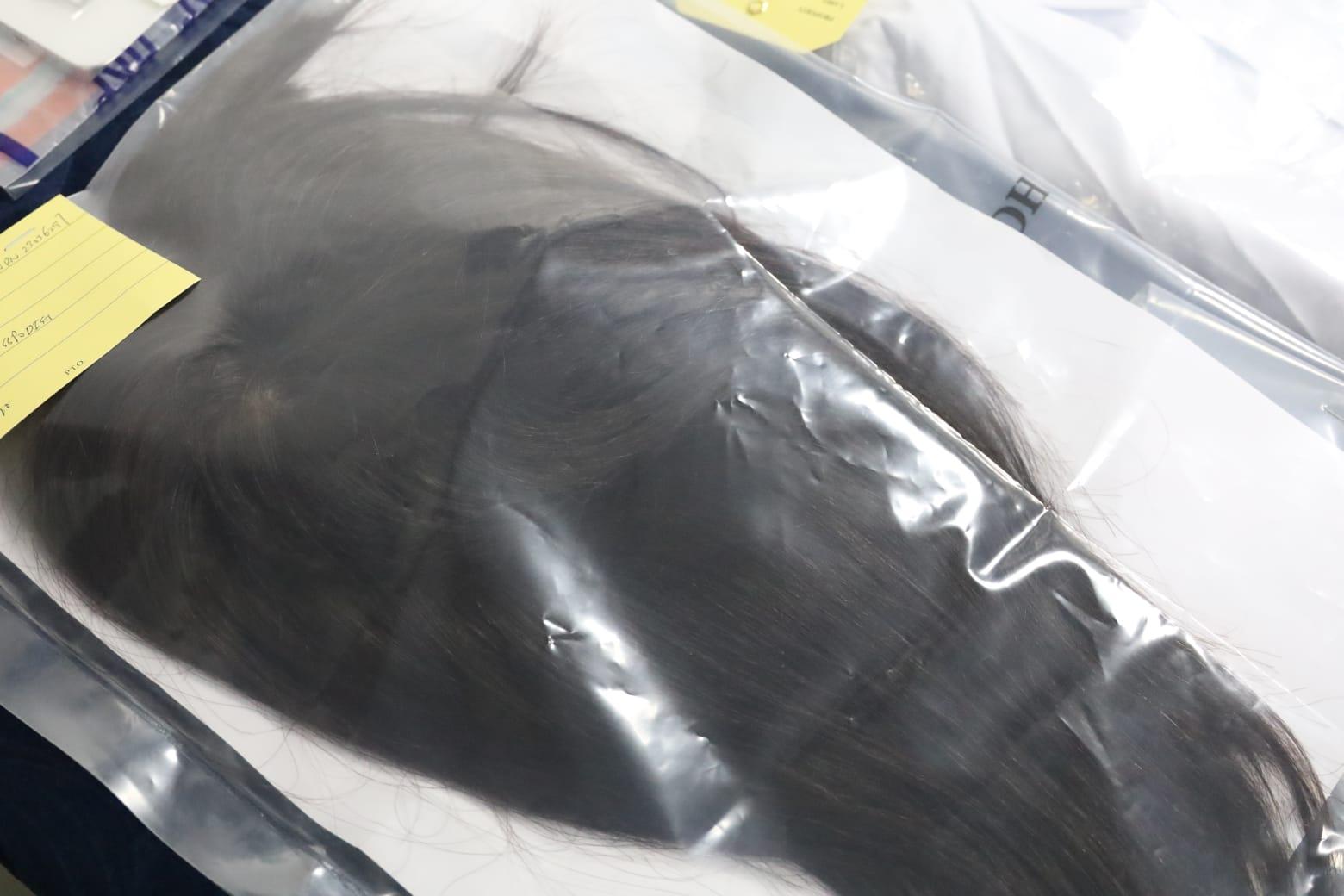 警方檢獲懷疑疑犯用過的假髮。(鍾式明攝)