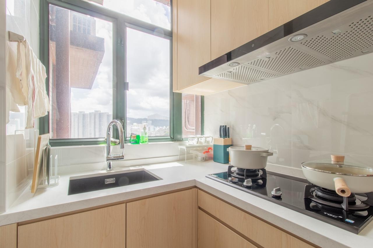 廚房和廁所則用上能增加空間通透感的柔白燈光