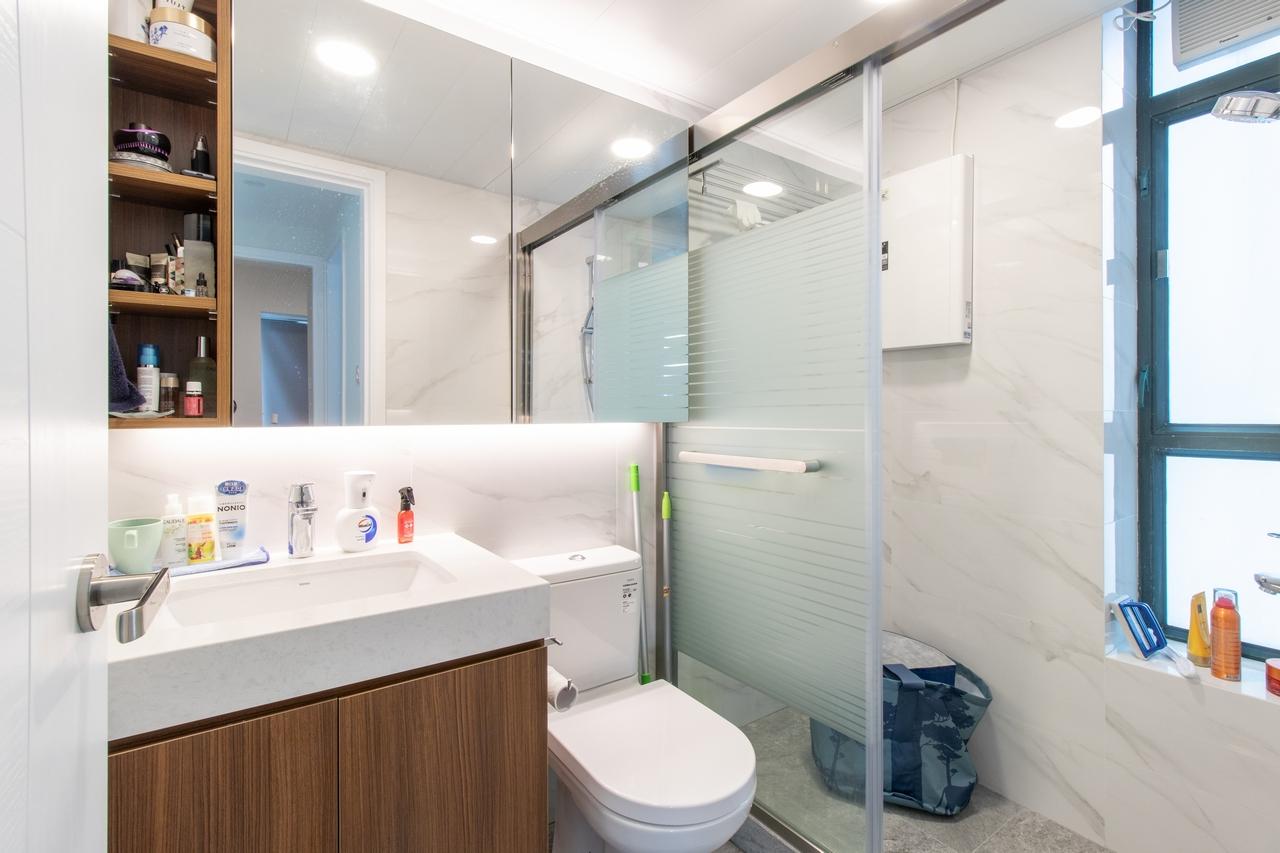 廚房和廁所則用上能增加空間通透感的柔白燈光