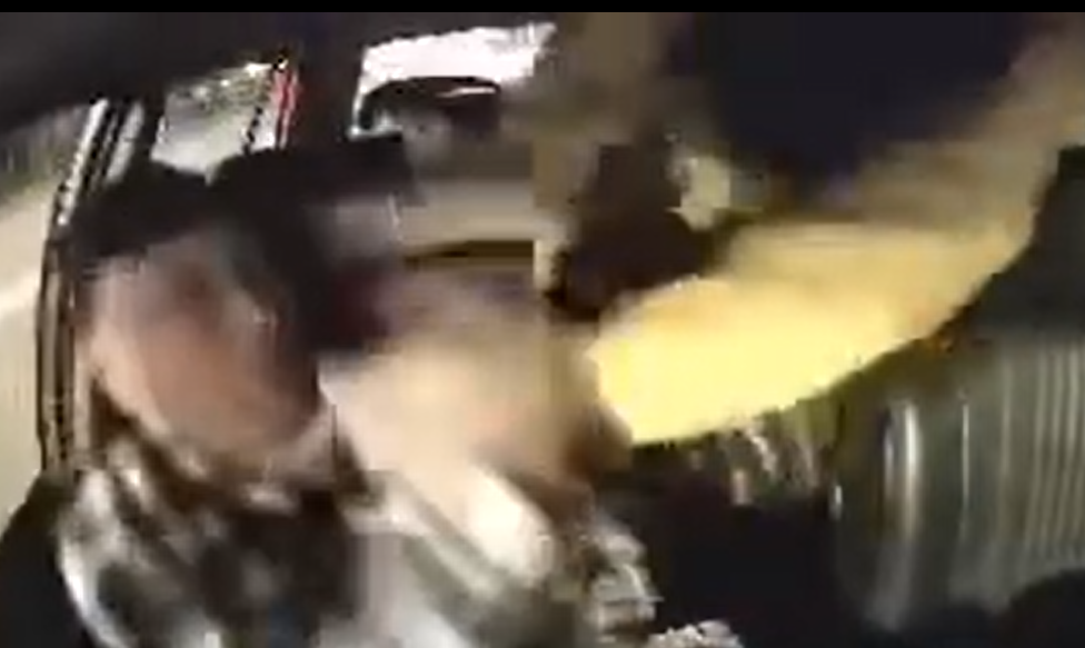 的士司機半途遇乘客打劫刀架頸 空手入白刃擊退對方(車cam L(香港群組))