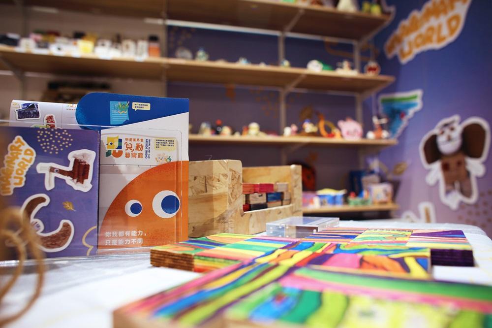 書本的封面及封底由孩子繪畫,內容則留白,讓我們一拼發揮想像,共同完成故事。