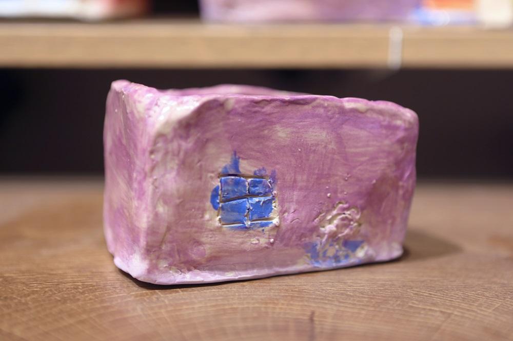 他們透過外遊公園後觀察到的紋理和圖形,用陶泥泥板拓印重塑屬於自己的家。