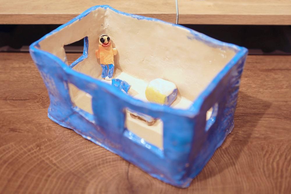 他們透過外遊公園後觀察到的紋理和圖形,用陶泥泥板拓印重塑屬於自己的家。