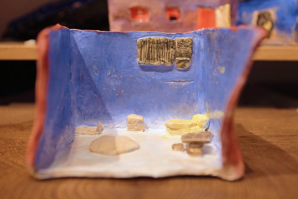 他們透過外遊公園後觀察到的紋理和圖形,用陶泥泥板拓印重塑屬於自己的家。